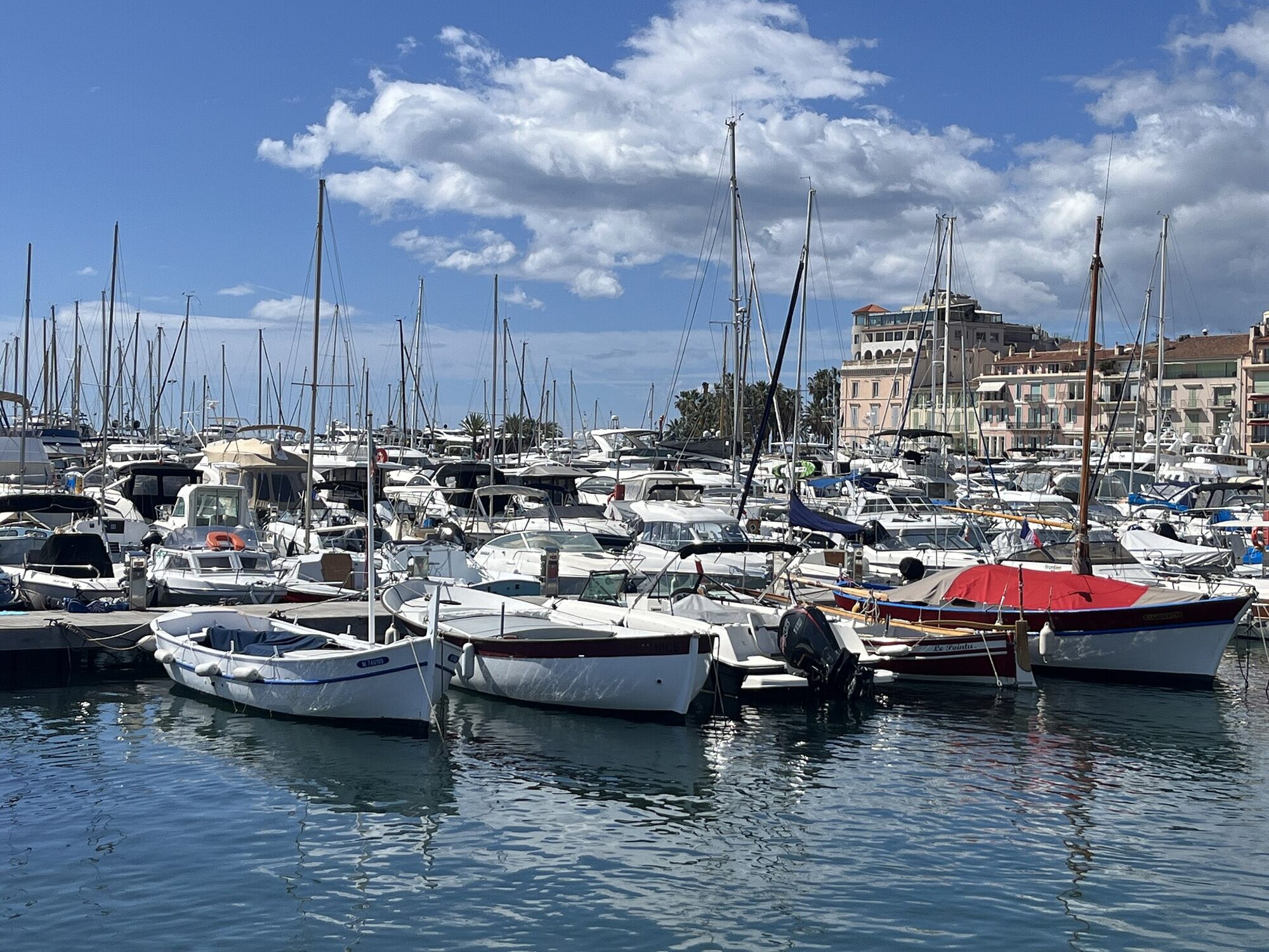 Bateaux amarrés au Vieux-Port de Cannes, le Suquet en arrière-plan — Antibes · Juan-les-Pins
