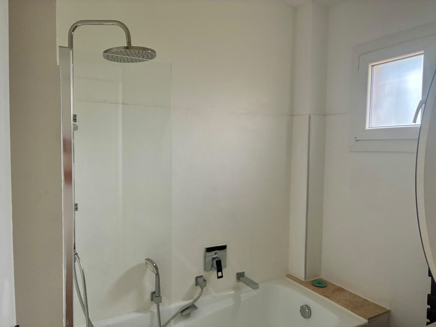 La salle de bains du Cap d’Antibes Paradise : baignoire, douche à l’italienne avec pomme de pluie et petite fenêtre. — Cap d’Antibes Paradise, Cap d’Antibes