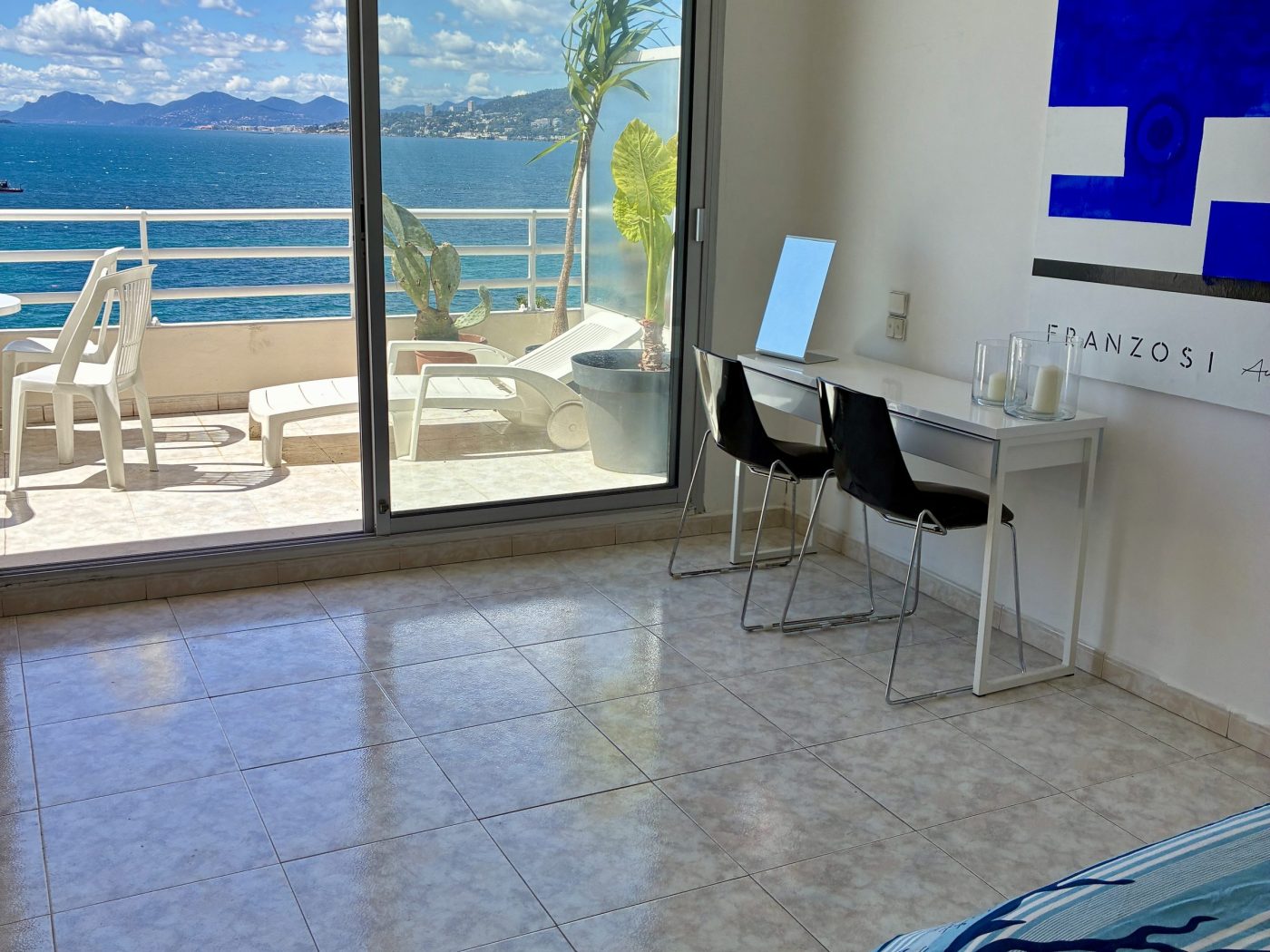 Chambre baie vitrée sur terrasse — Palais Juan, Juan-les-Pins