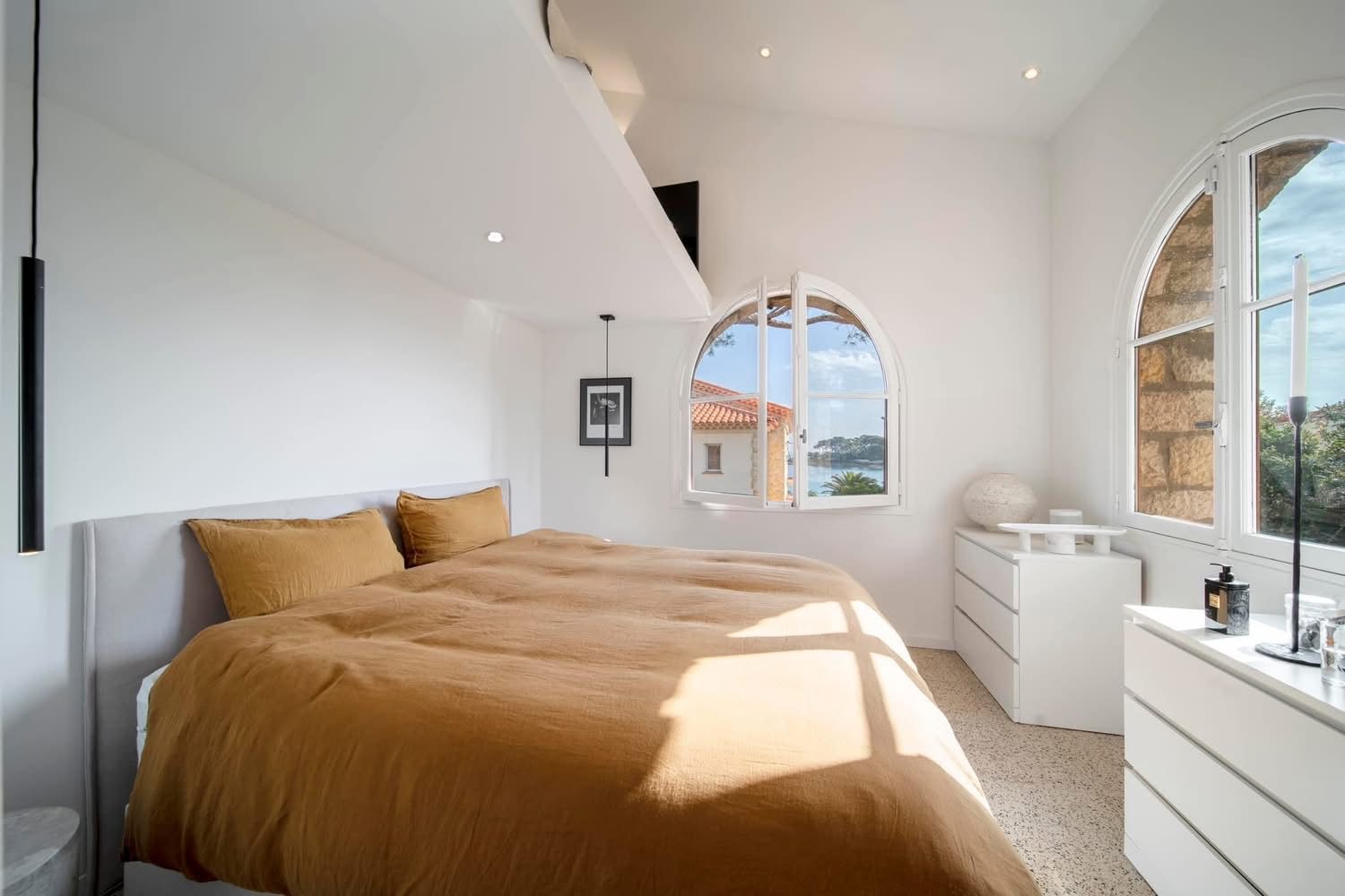 Chambre fenêtre cintree — Cap d’Antibes Paradise, Cap d’Antibes