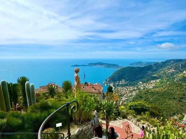 Les cactus et les plantes grasses du jardin exotique d’Èze, avec la Méditerranée et la presqu’île du cap Ferrat en contrebas. — Antibes · Juan-les-Pins
