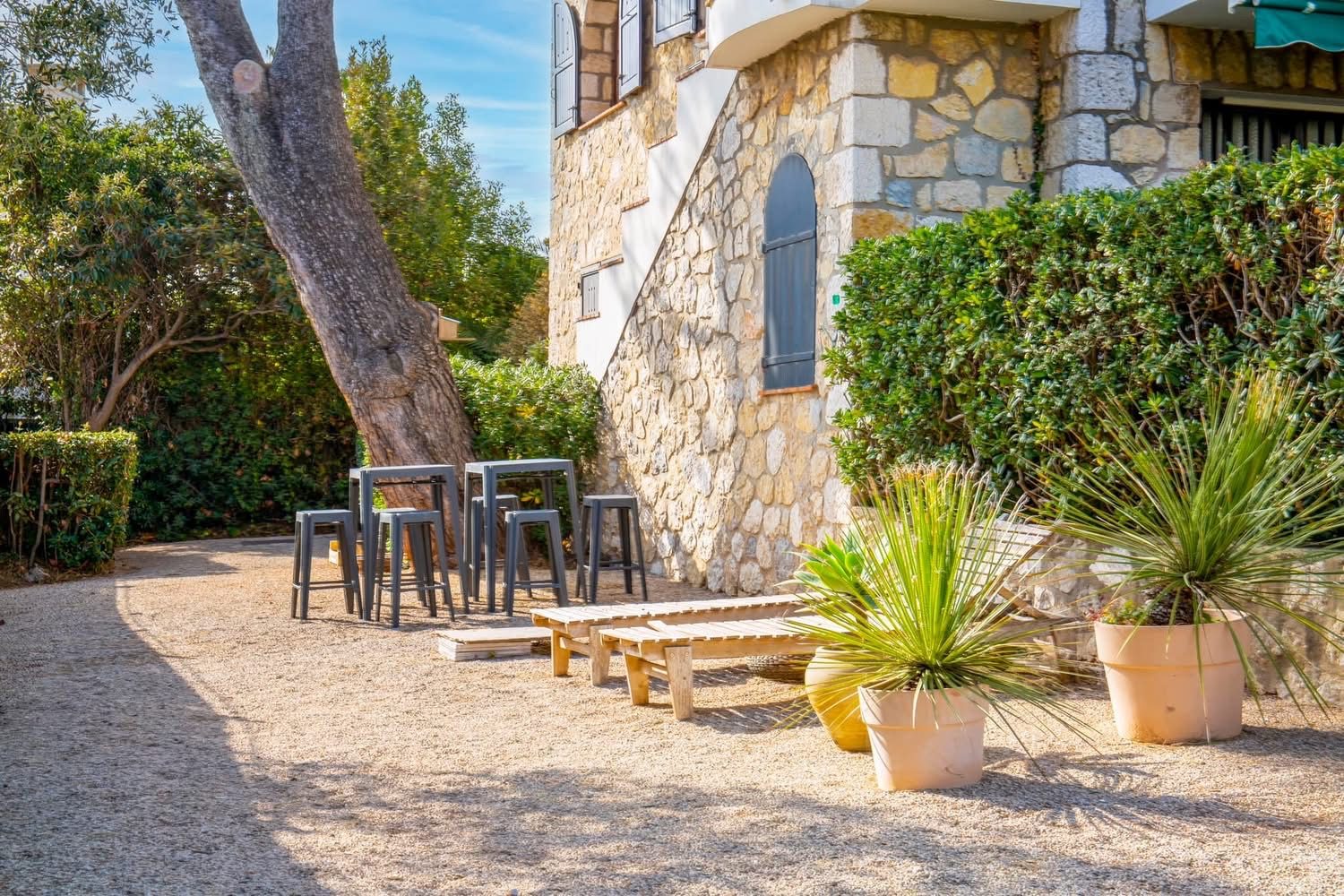 Jardin table sous les pins — Cap d’Antibes Paradise, Cap d’Antibes