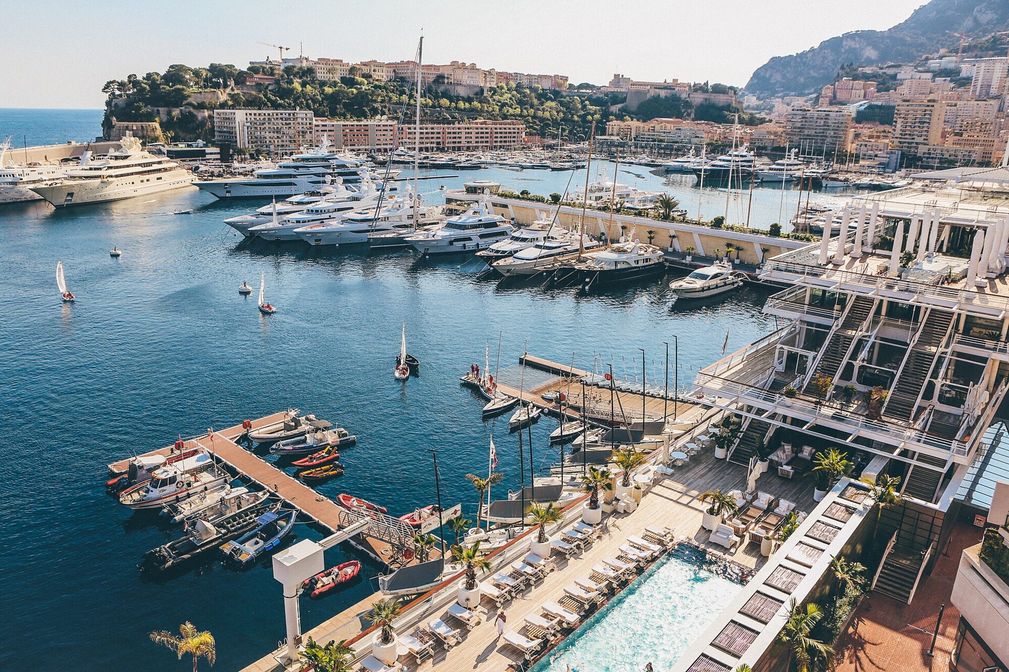Yachts amarrés au port Hercule, le Rocher au fond — Antibes · Juan-les-Pins