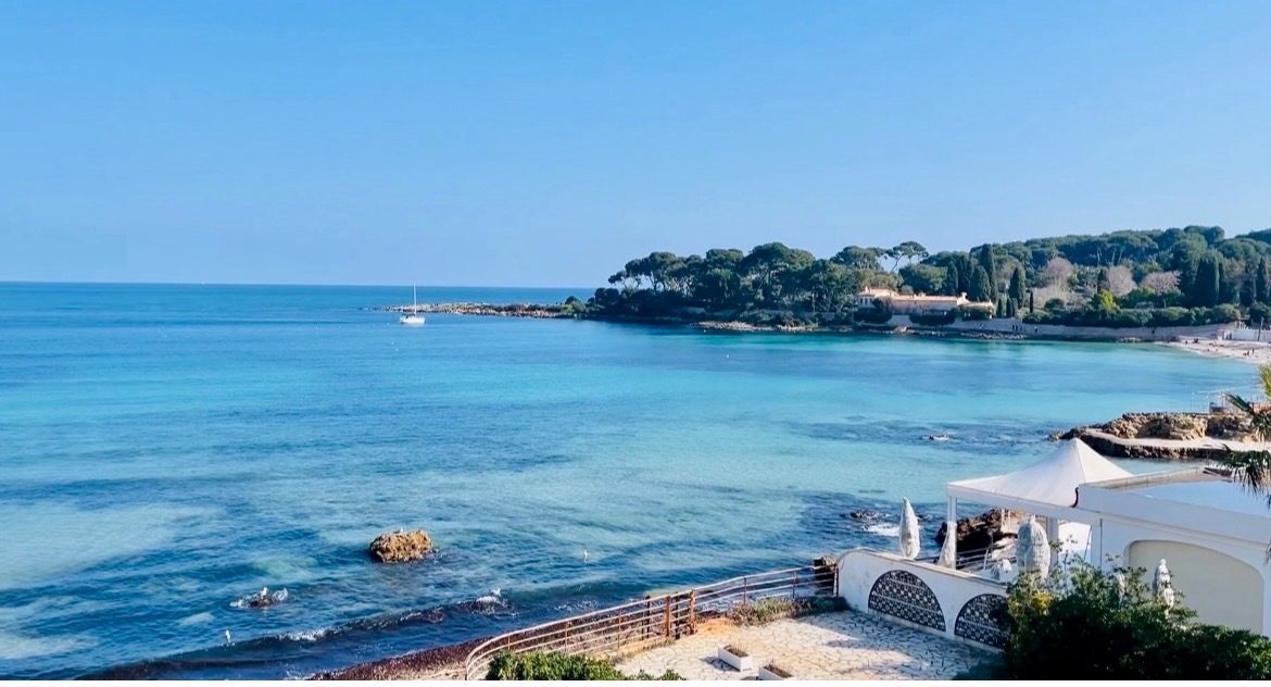 La plage de la Garoupe, à cinq minutes à pied — Antibes · Juan-les-Pins