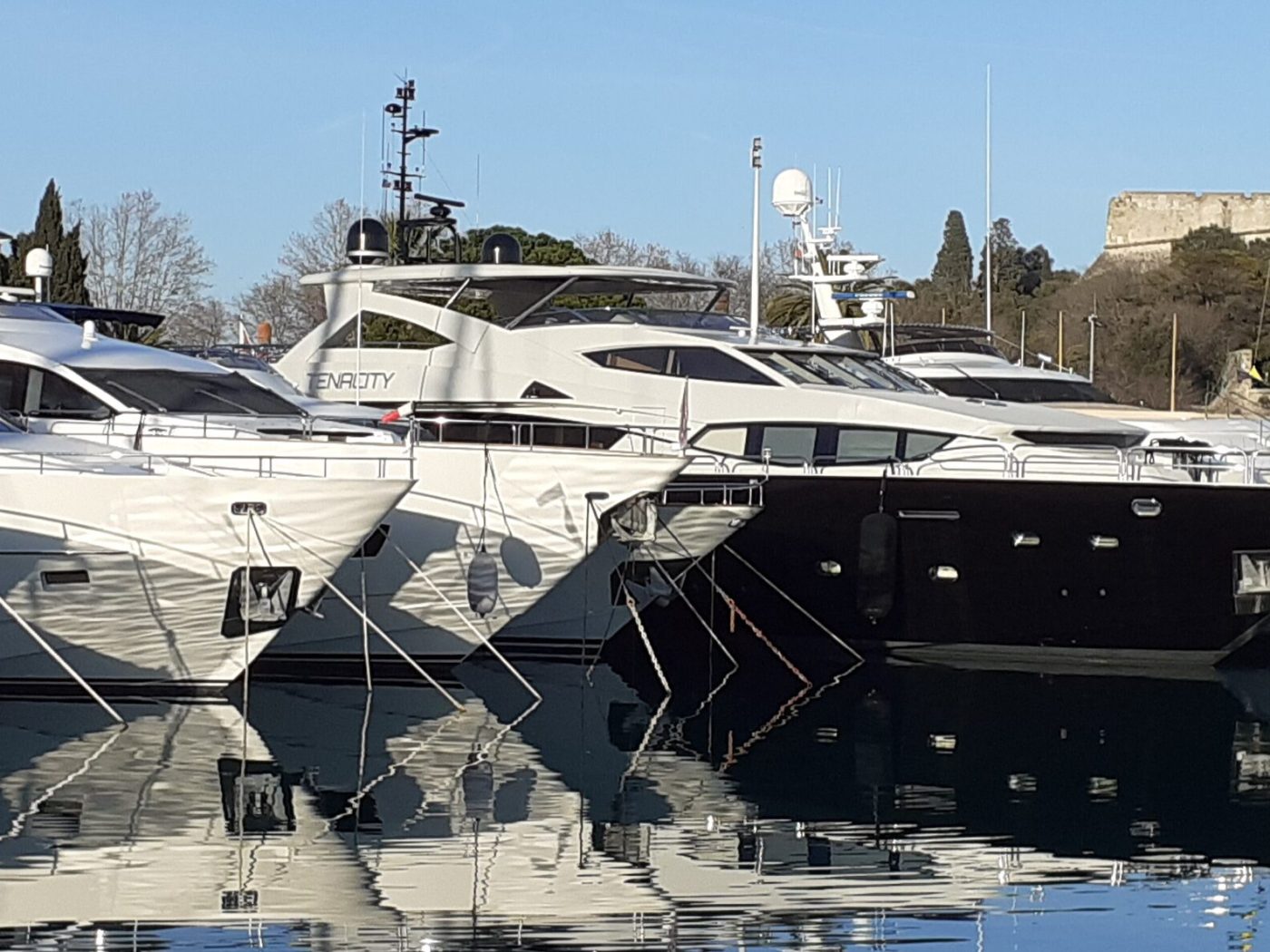 Yachts amarrés au port Vauban, avec le Fort Carré en arrière-plan — Antibes · Juan-les-Pins