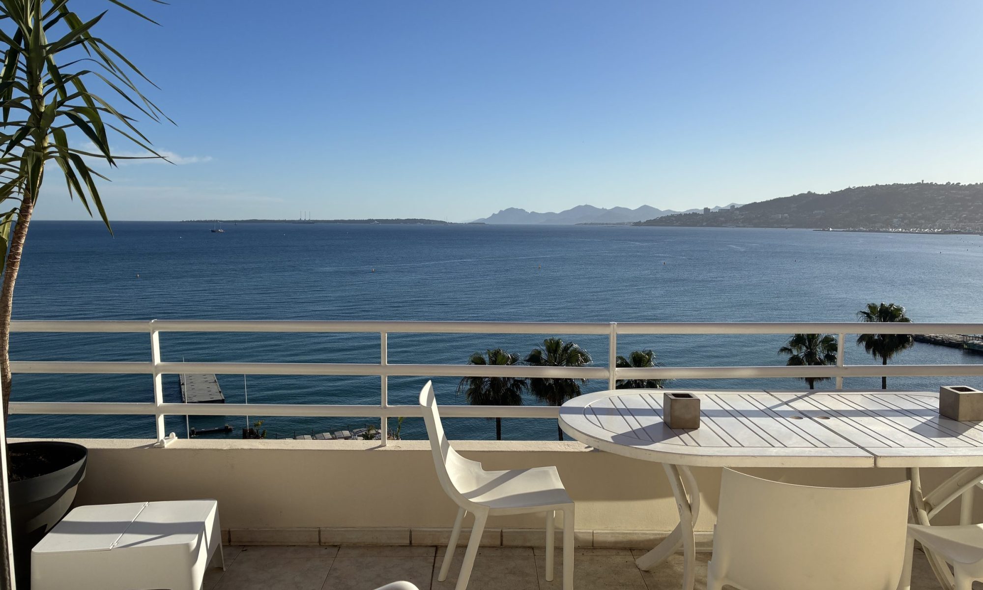 Terrasse table de repas vue mer — Palais Juan, Juan-les-Pins — Antibes