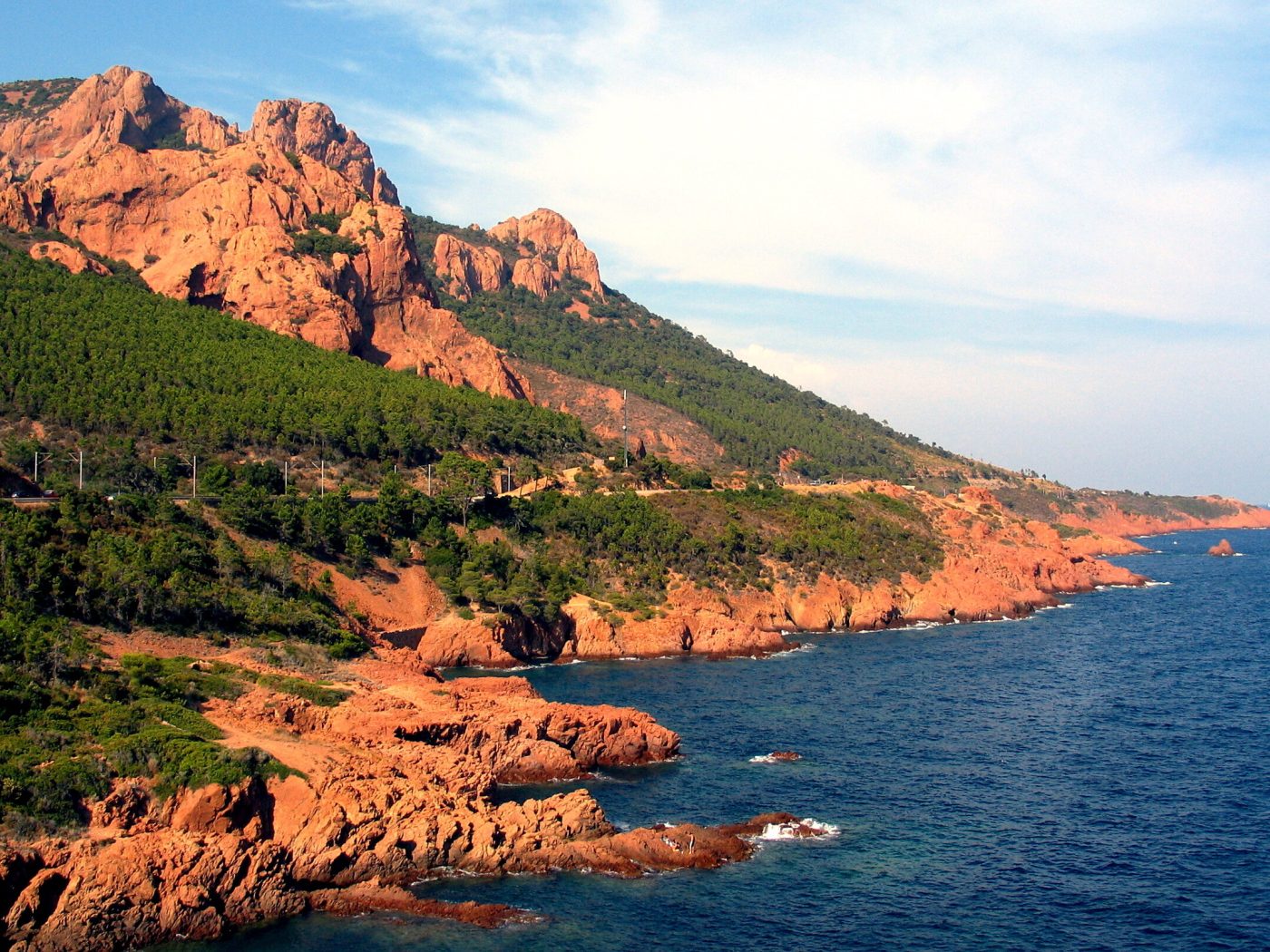 Les falaises de porphyre rouge du massif de l’Esterel plongeant dans la mer, près de Théoule-sur-Mer. — Antibes · Juan-les-Pins